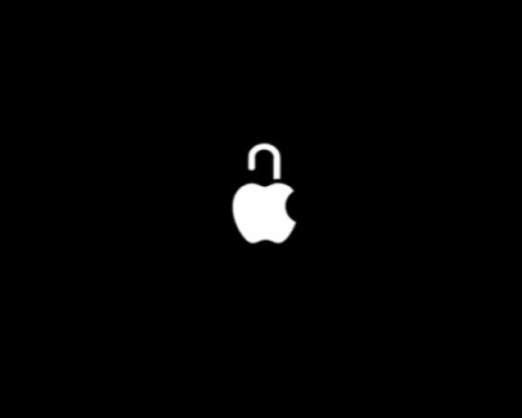 Logo Apple su sfondo nero con simbolo di lucchetto aperto, metafora visiva della privacy e della protezione dei dati su iPhone