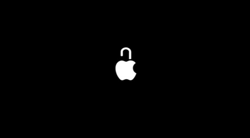 Logo Apple su sfondo nero con simbolo di lucchetto aperto, metafora visiva della privacy e della protezione dei dati su iPhone